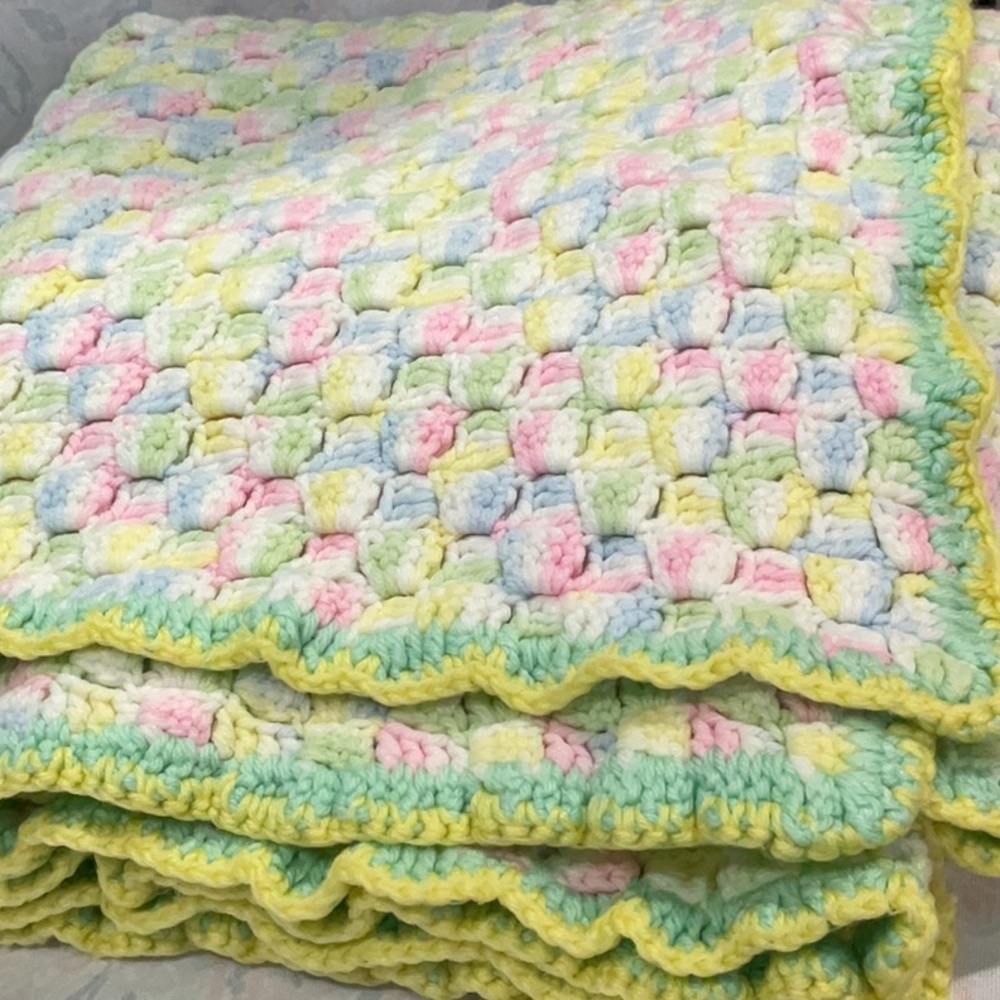 🩷 Handmade crocheted baby blanket big 56” by 62”. Very nice.